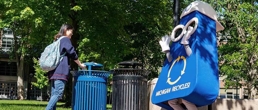 Rufus cheering on recycler